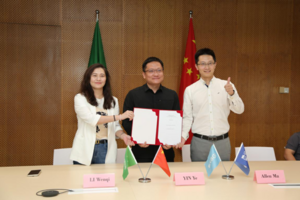 CEO of BGI Group Dr. Yin Ye (middle)