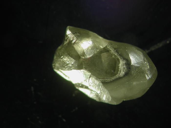 Diamond from South Africa with inclusion-rich zones and a clearer central region