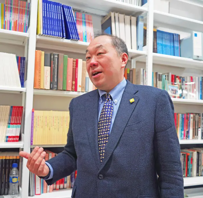 Minohara at the Graduate School of Law and Politics, Kobe University specializes, like his mentor, in US-Japan relations albeit with more emphasis on American foreign policy. © Kobe University (permission required)