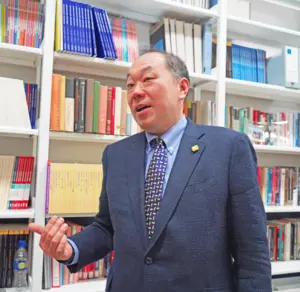 Minohara at the Graduate School of Law and Politics, Kobe University specializes, like his mentor, in US-Japan relations albeit with more emphasis on American foreign policy. © Kobe University (permission required)
