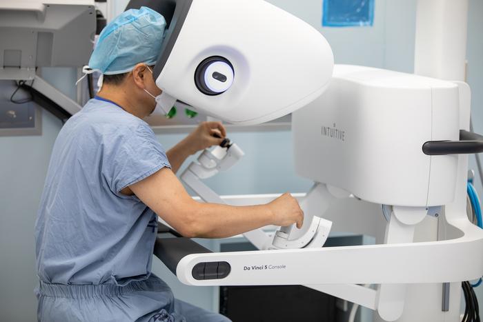 Davinci 5 robotic surgical system