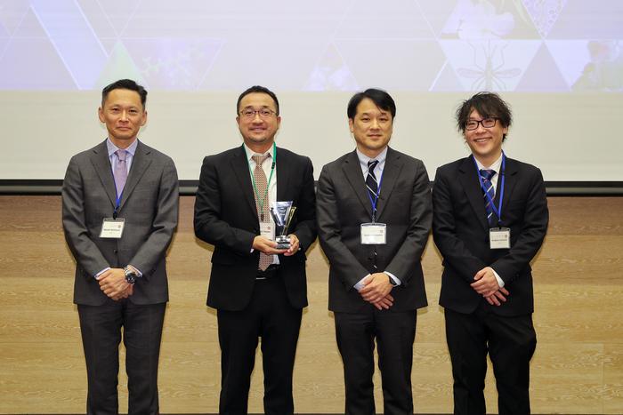 Professor Masatsugu Toyota received the Tsuneko & Reiji Okazaki Award, administered by the Institute of Transformative Bio-Molecules (ITbM)