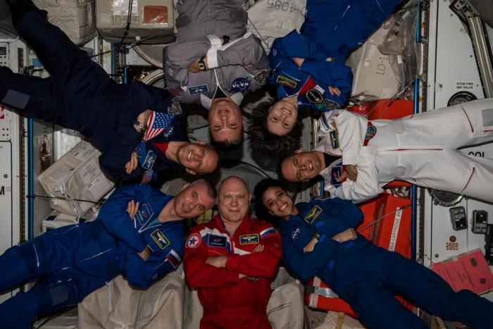 Exploring team dynamics and performance in extended space missions using agent-based modeling