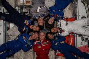 Exploring team dynamics and performance in extended space missions using agent-based modeling