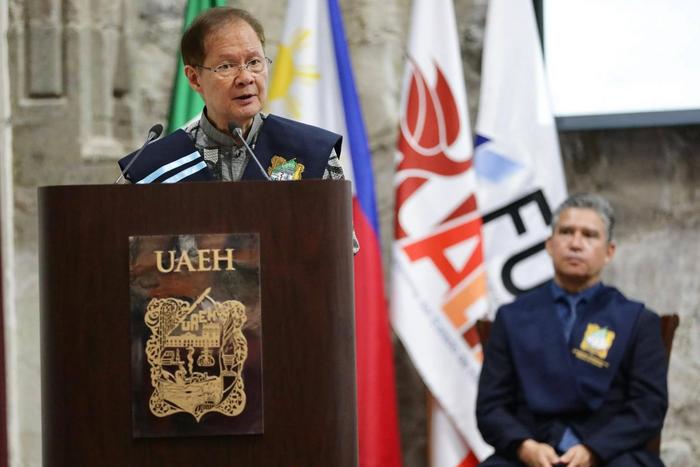 Ateneo historian Filomeno Aguilar delivers keynote lecture at the 39th Feria Universitaria del Libro, held in Mexico