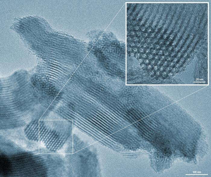 Microscopic images of the B-STING material.