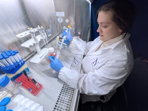 Billingham resuspending microglia in special culture media to perform metabolic assays