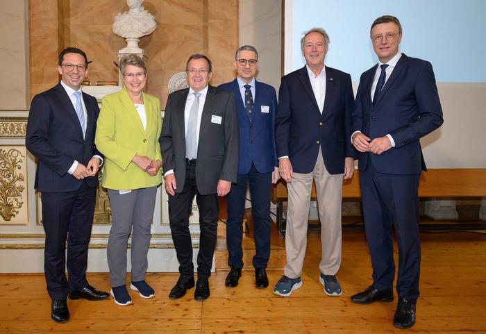 Group picture 100 years MPI-DS