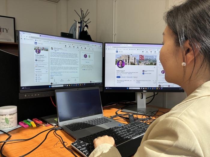 Sharper brains switch to a ‘not what you know, but who you know’ mindset online and on social media, study shows
