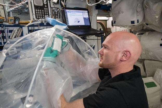 Alexander Gerst with the MICS Experiment