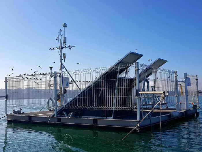 Floating platform equipped with a measurement tower