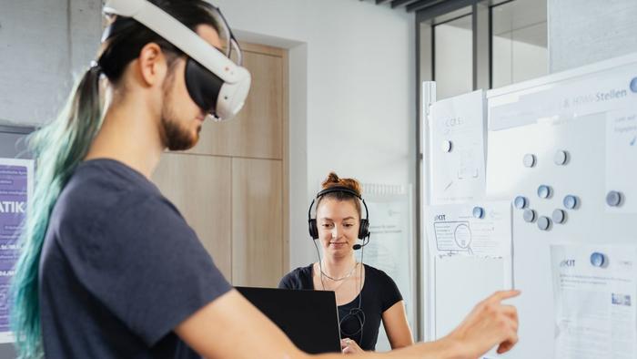 XR glasses can support visually impaired people at work. (Photo: Amadeus Bramsiepe, KIT)