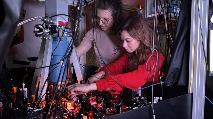 From left to right, Markus Teller and Susana Plascencia in their lab at ICFO, working in the 10 quantum memory cell array. ©ICFO.