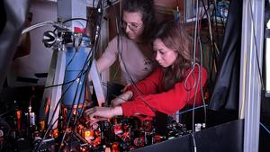 From left to right, Markus Teller and Susana Plascencia in their lab at ICFO, working in the 10 quantum memory cell array. ©ICFO.