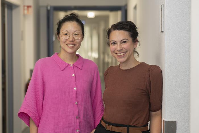 (from left) Mi-Ran Okumu and Prof. Nadine Scholten examined the fundal pressure during childbirth.