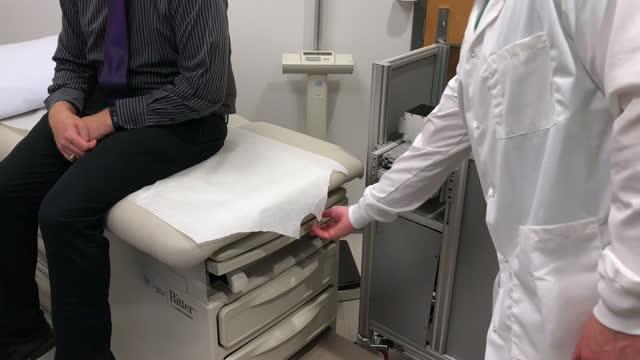 Box-Sized Sensor Brings Portable, Noninvasive Fluid Monitoring to the Bedside (6 of 11)