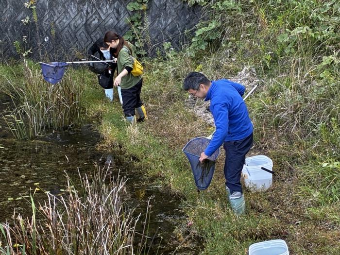 Minamoto conducts a biological survey at a reservoir in Kobe City with students in his lab