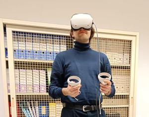 Young men immersed in a virtual reality scenario in which he embodied a young woman