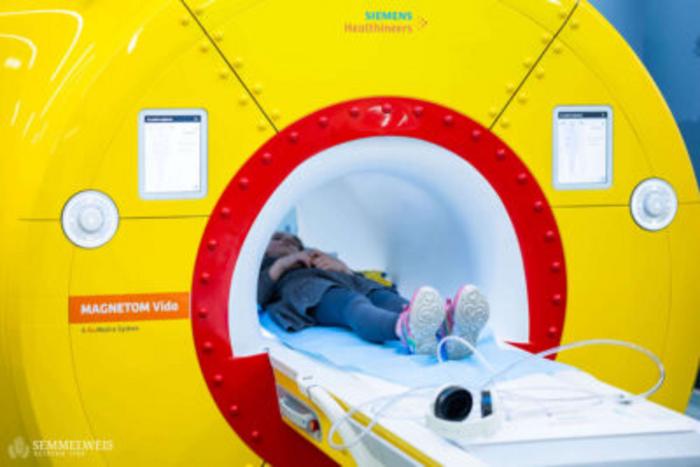 The special MRI equipment, as well as the submarine-themed waiting room and examination room, are housed in the Central Patient Care Building of Semmelweis University