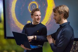 Technical physician Jos Thannhauser discusses an OCT image