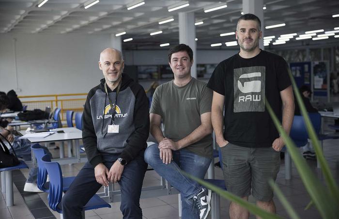 From left to right, the authors of the article: Gabriel A. López, Iñigo González de Arrieta, and Telmo Echániz. All three from the University of the Basque Country (EHU). |