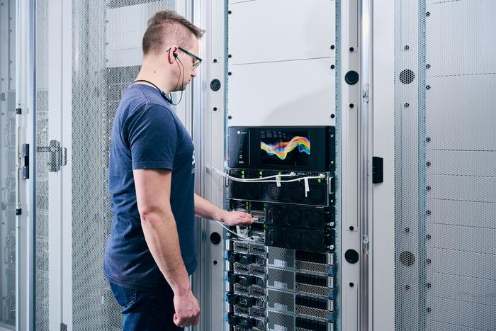 Rechner-Rack mit dem photonischen Prozessor am KIT. Forschende untersuchen dessen Einsatz für wissenschaftliche Berechnungen und Anwendungen der Künstlichen Intelligenz. (Foto: Cynthia Ruf, KIT)