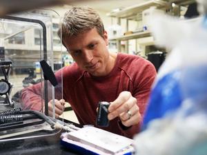 Associate Professor Jonathan Boreyko introduces voltage to a layer of frost in his lab, moving his defrosting research forward with a new approach.