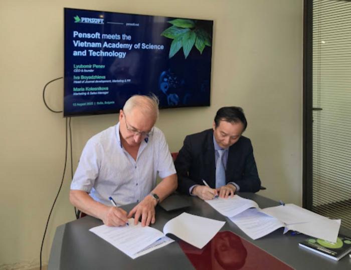 Prof. Dr. Lyubomir Penev (left) and Prof. Dr. Thai Hoang (right) signed a Memorandum of Understanding