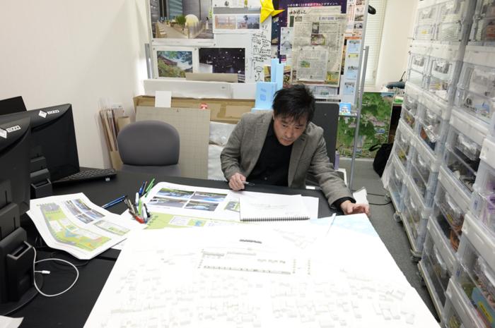 Koshiro considers designs for regional complexes that are planned to contribute to both the well-being and industrial development of regions experiencing population decline.