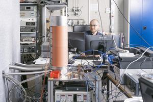 KIT researchers want to make quantum computers more reliable. They are investigating how measurements interfere with qubits, and developing strategies for fault avoidance. (Photo: Amadeus Bramsiepe, KIT)