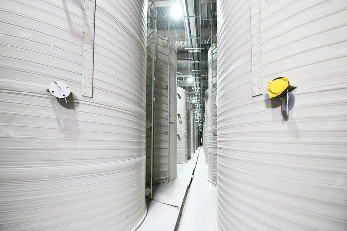 Electrolyte tanks