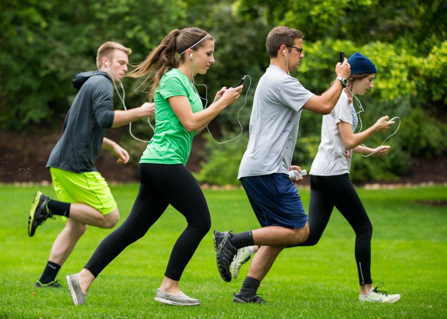 Smartphones Alone Not the Smart Choice for Teen Weight Control, Study Finds