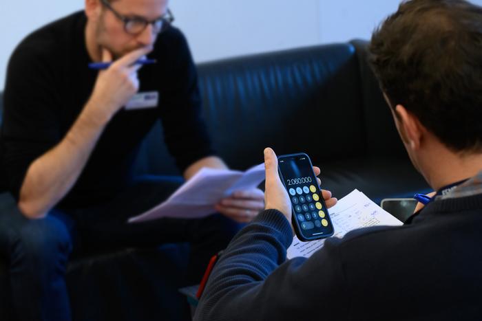 How to come up with the first offer in negotiations