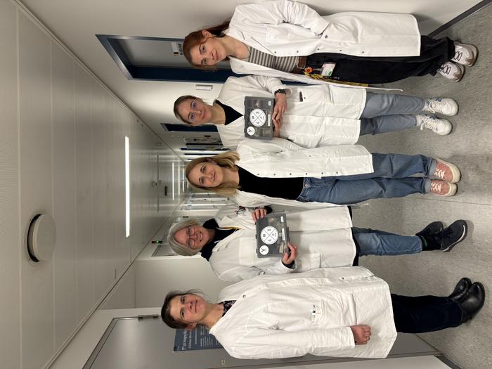 Handover of the HippoBox hardware to the stem cell differentiation and cytogenetics group by the company YURI