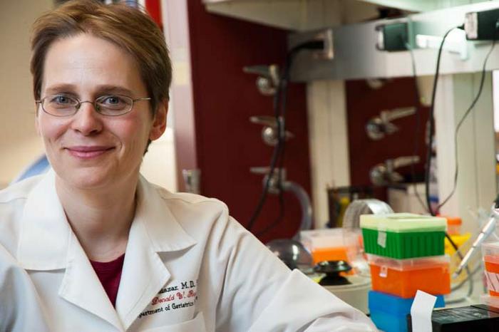 Dr. Anna Csiszar