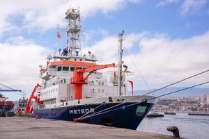 RV METEOR in the port of Las Palmas: Yesterday, it set sail for Namibia to investigate two phenomena that are not yet fully understood: the partly wind-independent Benguela upwelling system and recurring marine heat waves known as Benguela Niños.