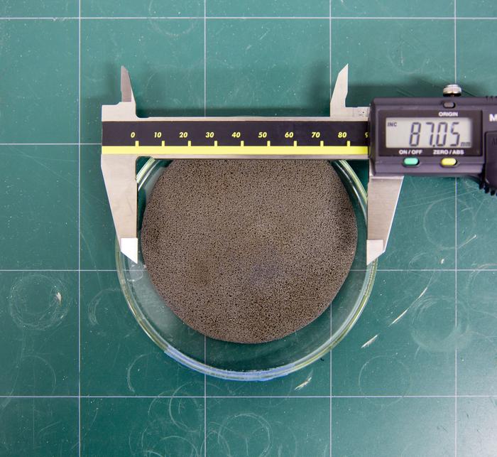 [Photo 2] A unit cell equipped with the newly developed catalytic electrode