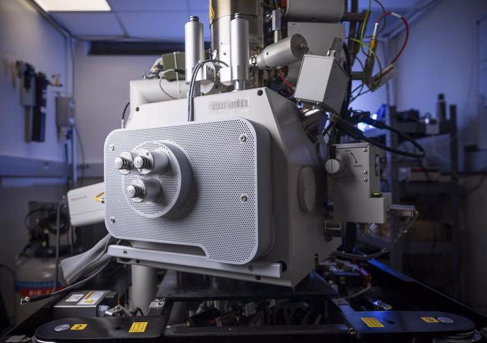 Bolin Liao Electron Microscope