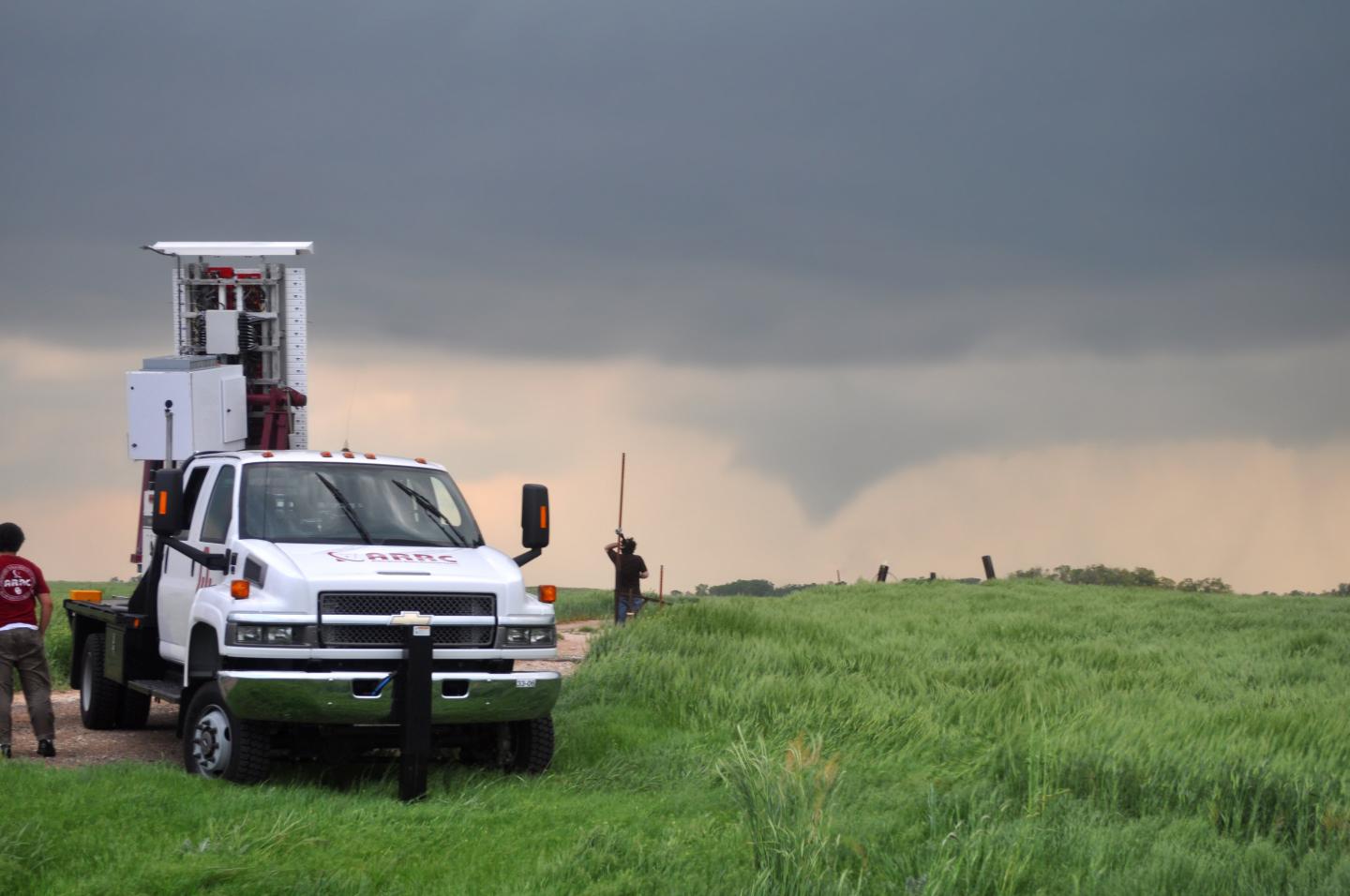 SimRadar: A Polarimetric Radar Simulator to Characterize Scattering Mechanisms of Debris Particles in Tornadoes
