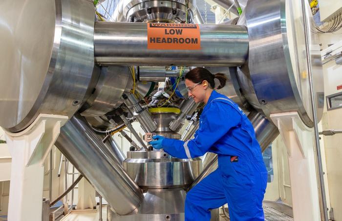 The apparatus in which the luminescent nanodiamonds were prepared.