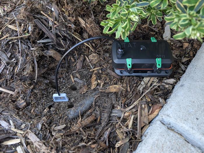 Soil pH testing device