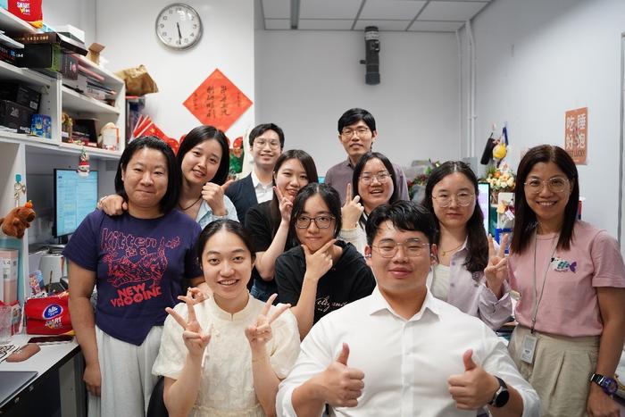 科大生命科學部劉振教授研究團隊。該研究主要由博士研究生武洋（左二）完成，梁彬潤，曹佳穎，黃珮儀同學亦對此研究有突出貢獻。