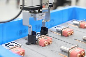 [Attachments 3] An AI robot is holding electronic parts