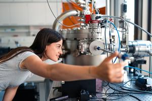 Nitrogen doping by ion implantation: This is how commercially available diamonds are turned into quantum sensors. They enable the discovery of new forms of magnetism.