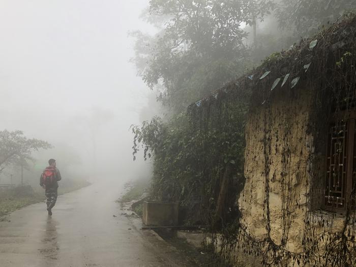 Jing-Yi Lu doing fieldwork