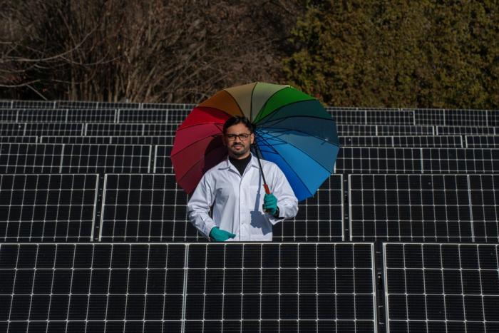 Molecular umbrella protecting the solar cell