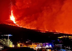 Eruption of Cumbre Vieja at night: Glowing sky over La Palma.