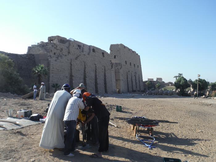 Core samples being extracted at Karnak 3