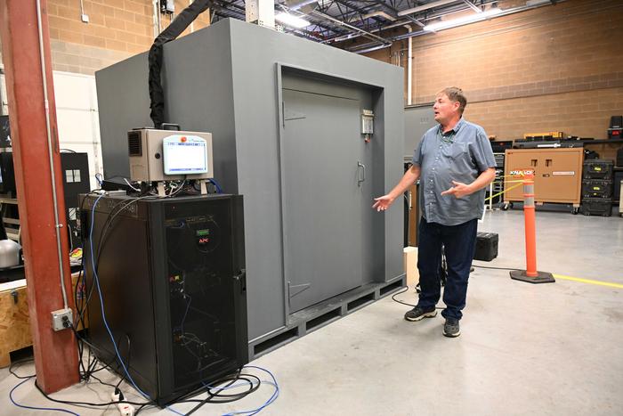 The mobile hot cell