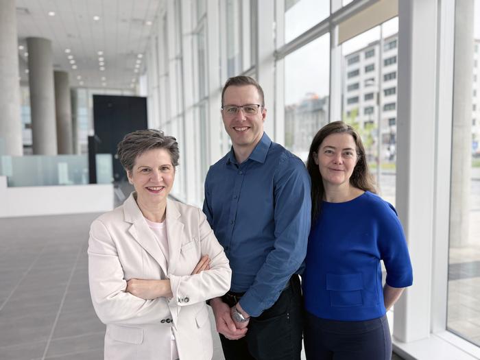 Les Dres Marie-Josée Hébert (gauche) et Héloïse Cardinal (droite), chercheuses au CRCHUM, ont cosigné l'étude avec l'associé de recherche de la Dre Hébert, Francis Migneault (centre)